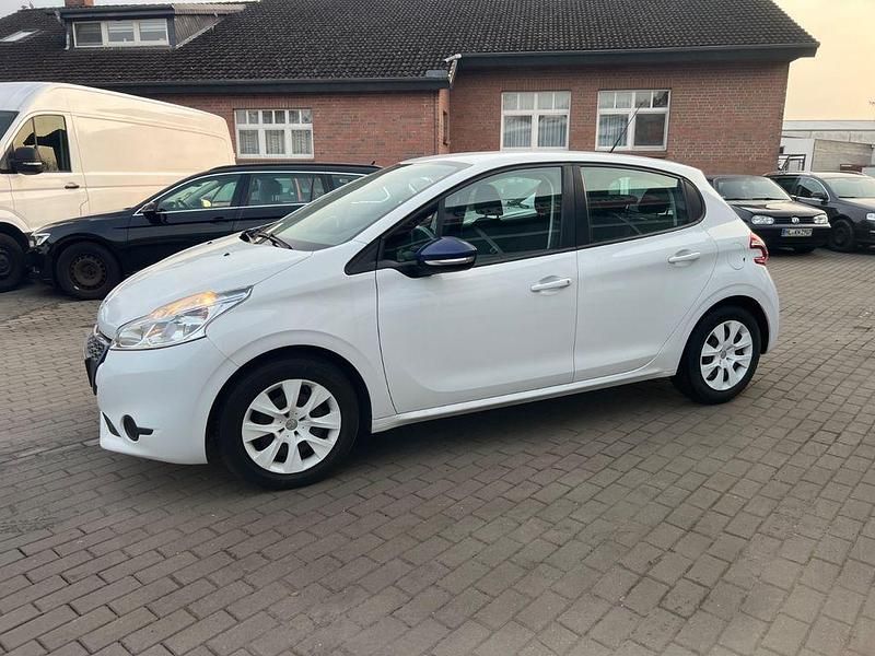 Gebraucht Peugeot 208 68 PS (50 kW) 2015 Weiß Kleinwagen