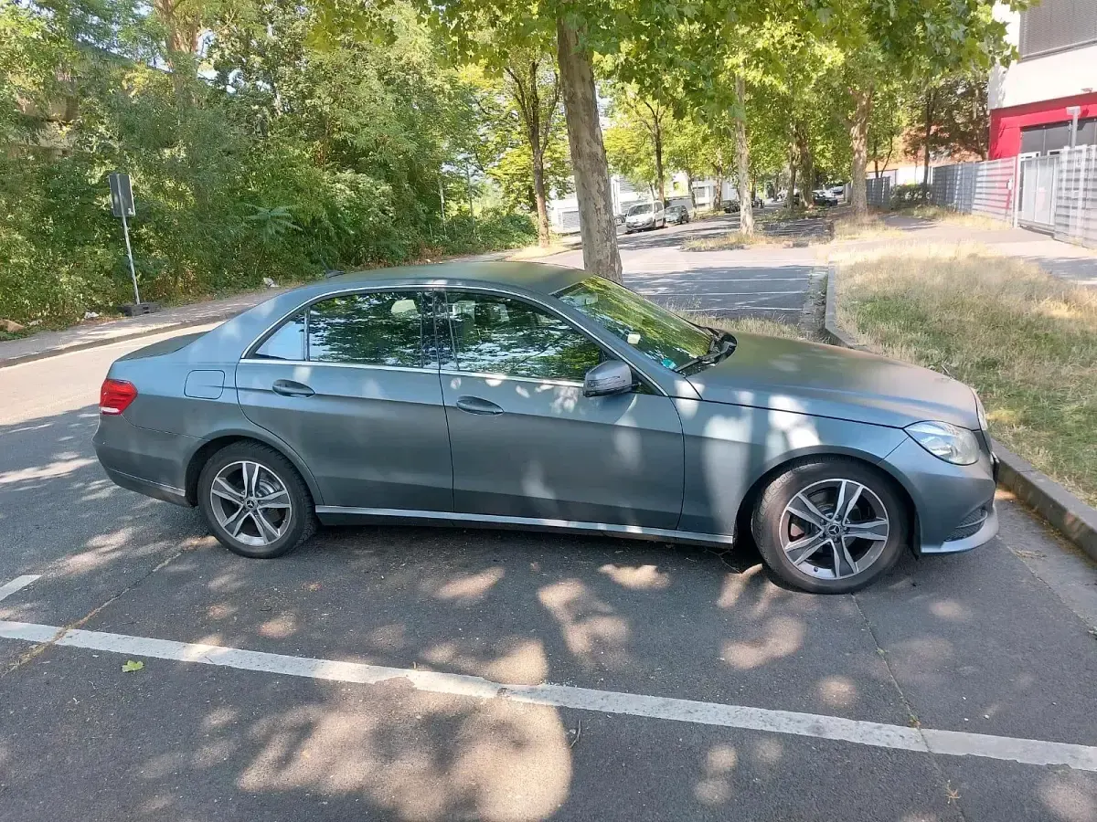 Gebraucht Mercedes E220 136 PS (100 kW) 2013 Grau Limousine