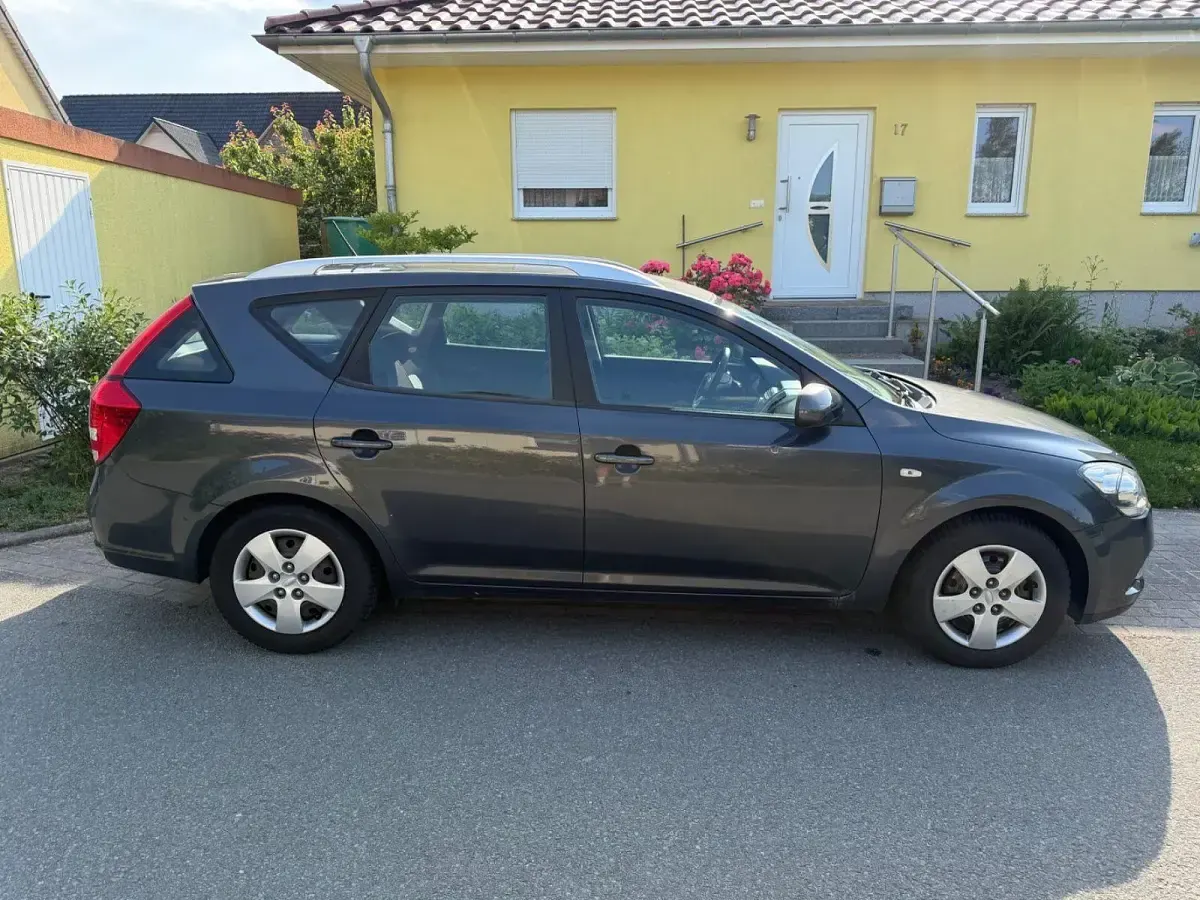 Gebraucht Kia Ceed 90 PS (66 kW) 2010 Grau Kleinwagen