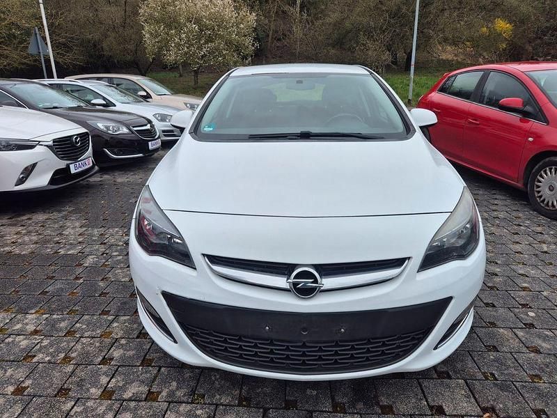 Gebraucht Opel Astra 101 PS (74 kW) 2013 Weiß Limousine