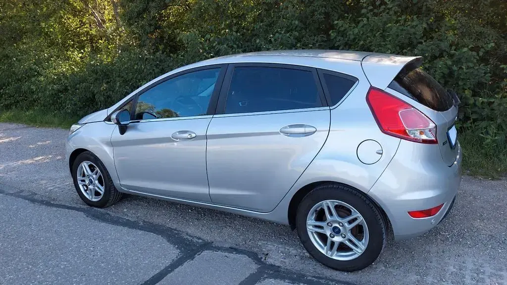 Gebraucht Ford Fiesta Titanium 101 PS (74 kW) 2013 Silber Limousine