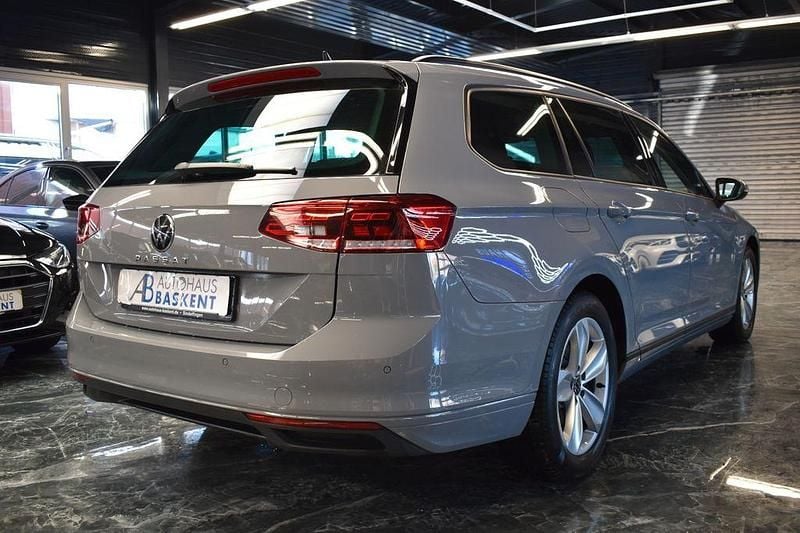 Gebraucht VW Passat 150 PS (110 kW) 2022 Grau Kombi