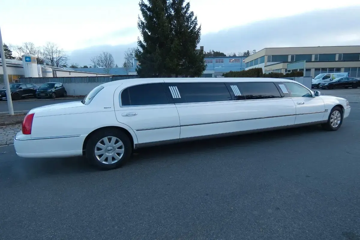 Gebraucht Lincoln Town Car 242 PS (177 kW) 2023 Weiß Limousine