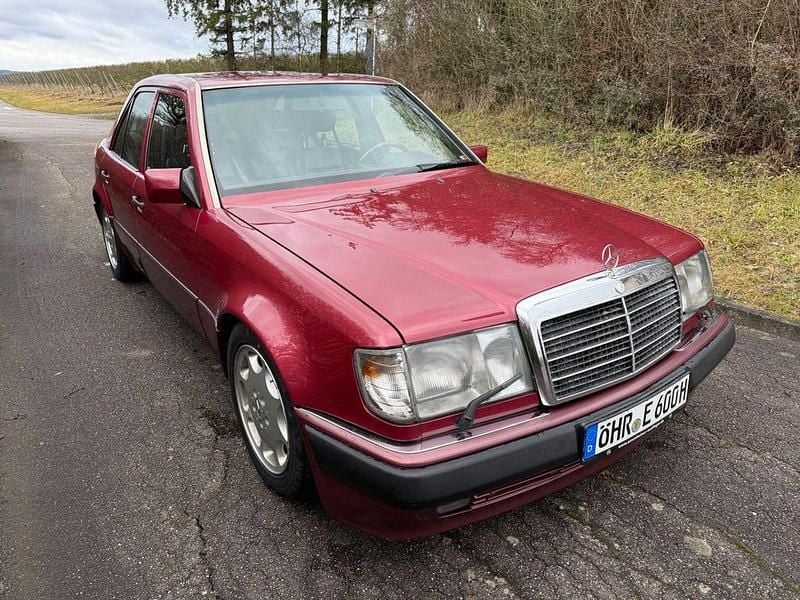 Używany Mercedes E500 326 KM (239 kW) 1991 Czerwony Sedan/Limuzyna
