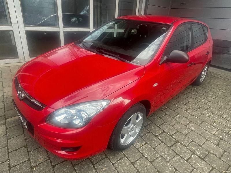 Gebraucht Hyundai i30 Classic 109 PS (80 kW) 2010 Rot Limousine