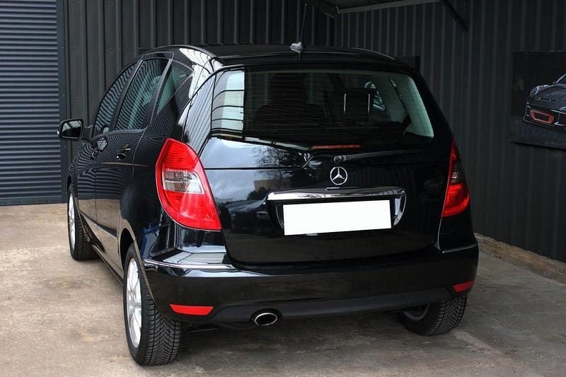 Gebraucht Mercedes A160 Avantgarde 95 PS (69 kW) 2011 Schwarz Kleinwagen