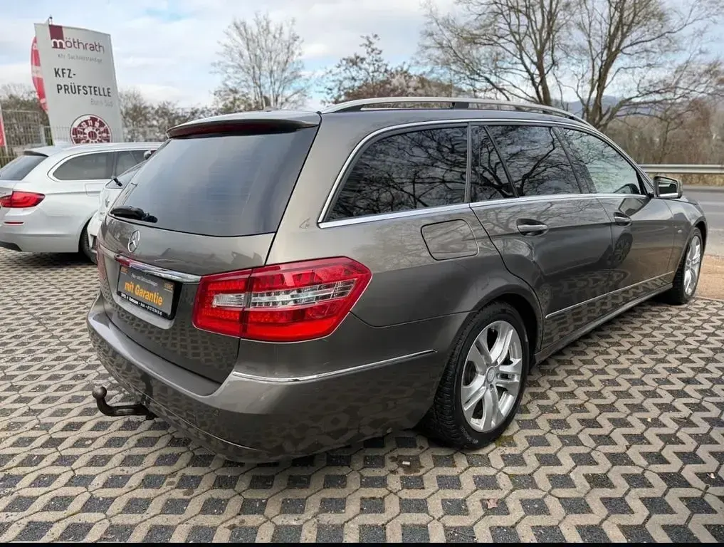 Gebraucht Mercedes E250 Avantgarde 205 PS (150 kW) 2010 Braun Limousine