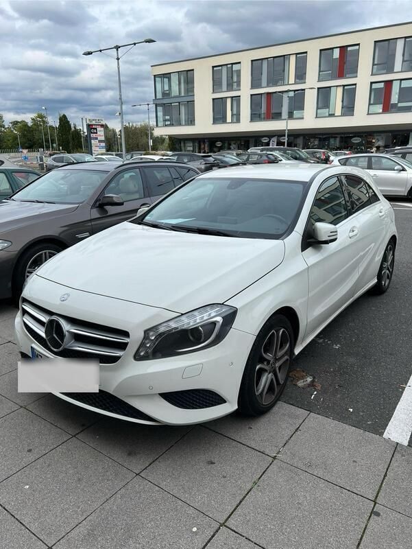Weiß Gebraucht 2015 Mercedes A180 Kleinwagen | 13.000 € (Fairer Preis) - Bild 1/4