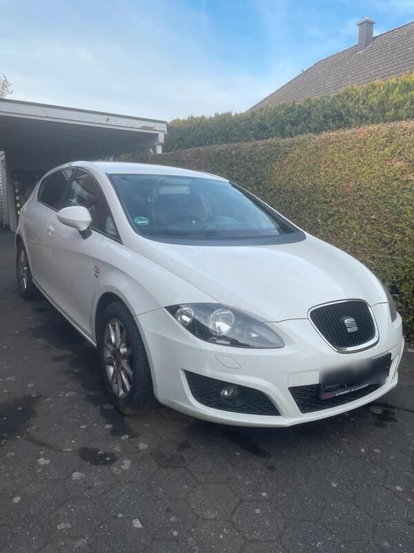 Weiß Gebraucht 2009 Seat Leon Limousine | 2.100 € (Superpreis) - Bild 1/4