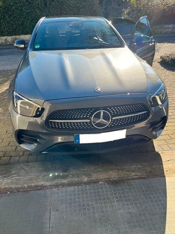 Grau Gebraucht 2020 Mercedes E200 AMG line Limousine | 38.800 € (Teuer) - Bild 1/4