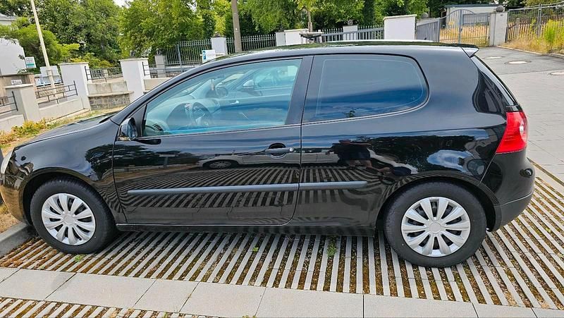 Schwarz Gebraucht 2004 VW Golf V Kleinwagen | 2.550 € (Etwas zu teuer) - Bild 1/4