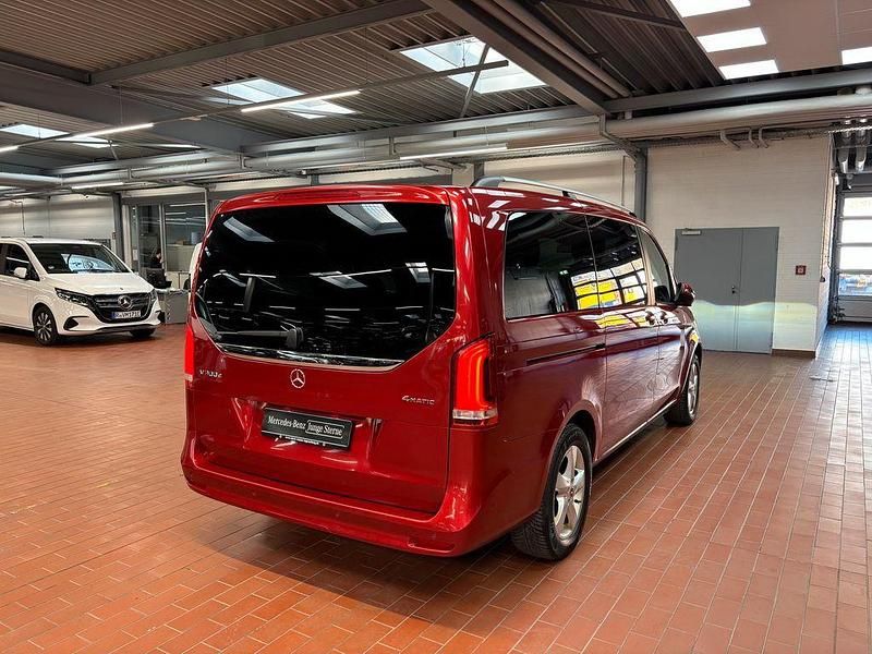 Gebraucht Mercedes V300 237 PS (174 kW) 2022 Rot Van / Kleinbus