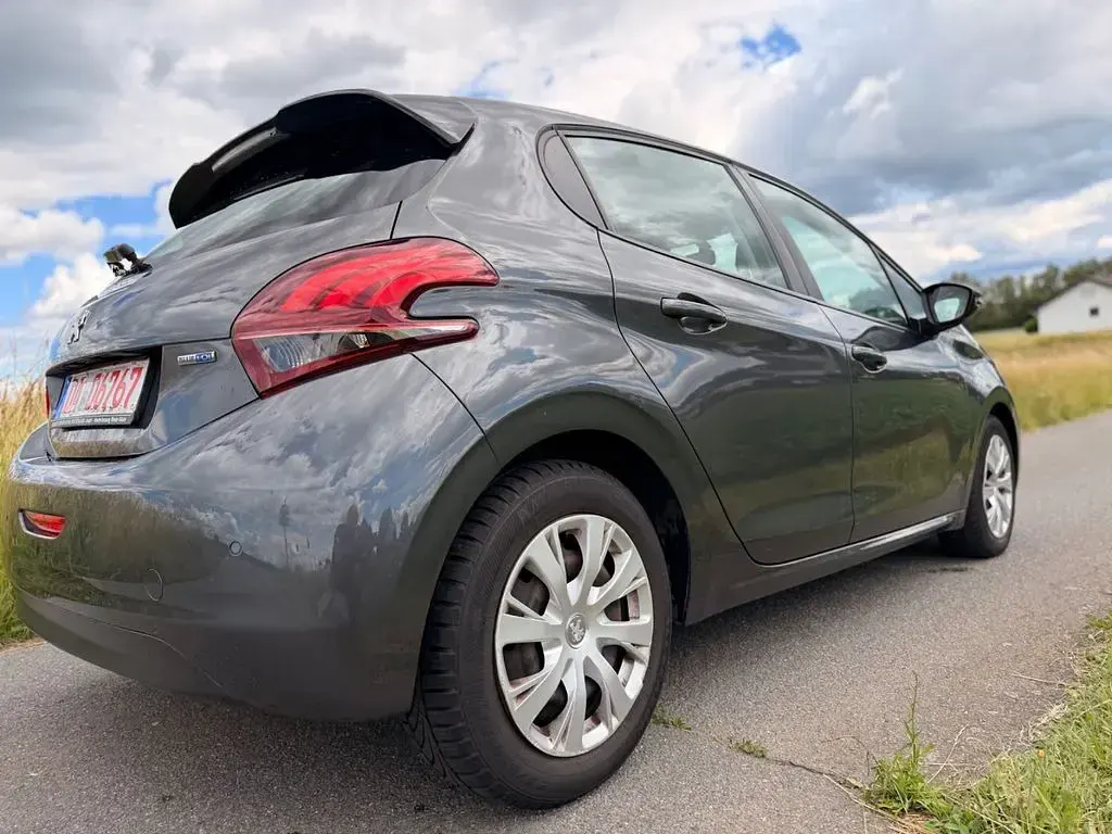 Gebraucht Peugeot 208 Active 99 PS (72 kW) 2016 Grau Kleinwagen