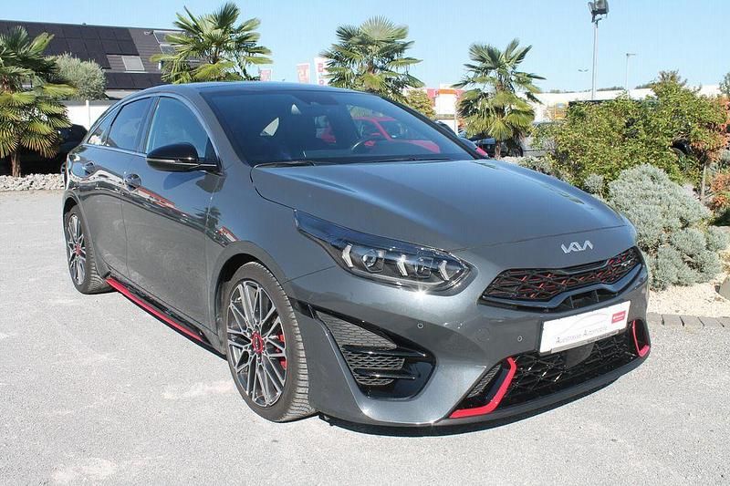 Grau Gebraucht 2022 Kia ProCeed GT Kleinwagen | 28.690 € (Etwas zu teuer) - Bild 1/4