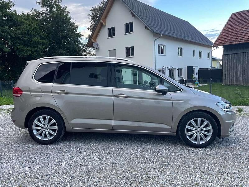 Bronze Gebraucht 2018 VW Touran Highline Van / Kleinbus | 19.900 € (Fairer Preis) - Bild 1/4