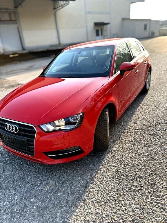 Gebraucht Audi A3 Ambiente 122 PS (89 kW) 2013 Rot Limousine