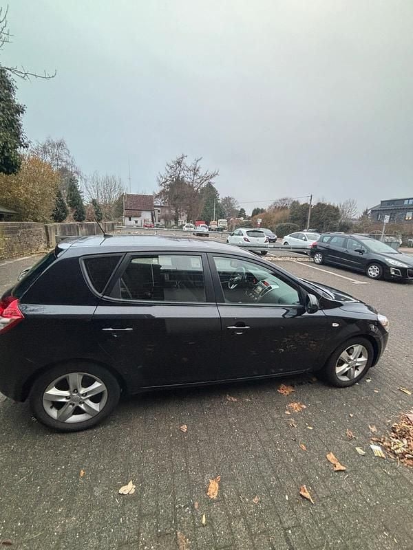 Gebraucht Kia Ceed 90 PS (66 kW) 2011 Schwarz Kleinwagen