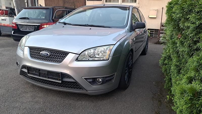 Silber Gebraucht 2005 Ford Focus Kombi | 350 € (Superpreis) - Bild 1/4