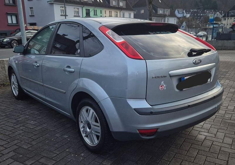 Gebraucht Ford Focus Ghia 116 PS (85 kW) 2005 Grau Limousine
