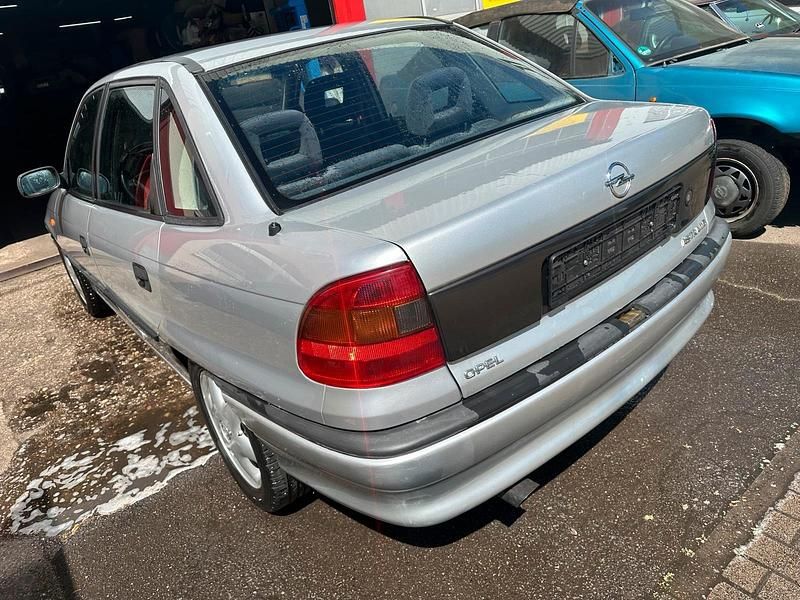 Gebraucht Opel Astra 75 PS (55 kW) 1998 Silber Limousine