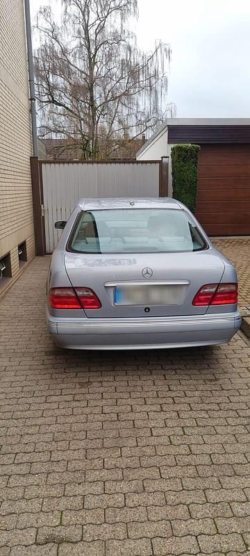 Silber Gebraucht 2000 Mercedes E220 Limousine | 4.999 € (Guter Preis) - Bild 1/4