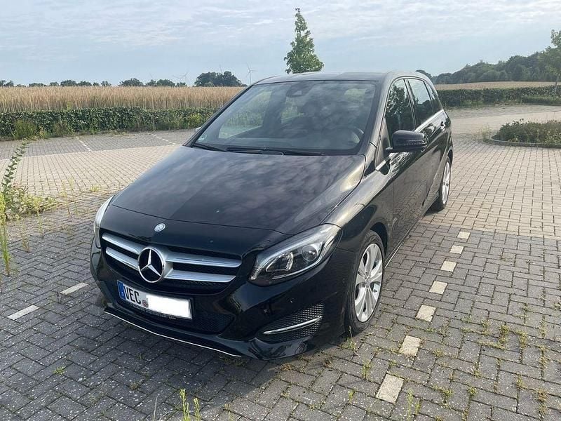 Schwarz Gebraucht 2016 Mercedes B180 Van / Kleinbus | 16.900 € (Fairer Preis) - Bild 1/4