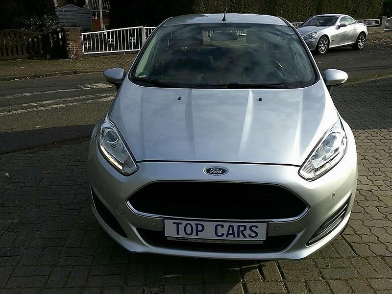 Silber Gebraucht 2016 Ford Fiesta Trend Kleinwagen | 6.870 € (Fairer Preis) - Bild 1/4