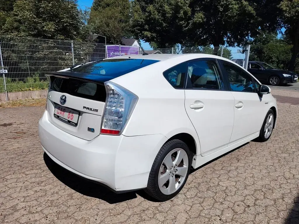 Gebraucht Toyota Prius Life 99 PS (72 kW) 2010 Weiß Kleinwagen
