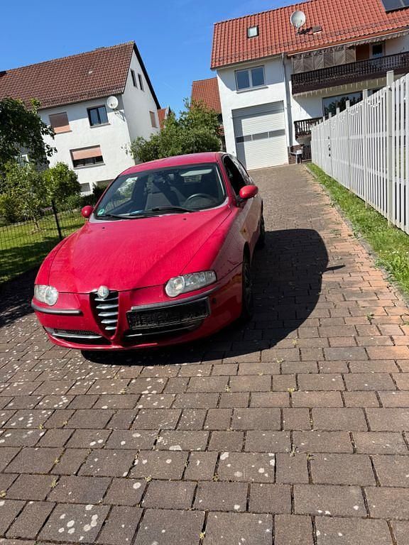 Rot Gebraucht 2001 Alfa Romeo 147 Distinctive Kleinwagen | 700 € (Guter Preis) - Bild 1/4