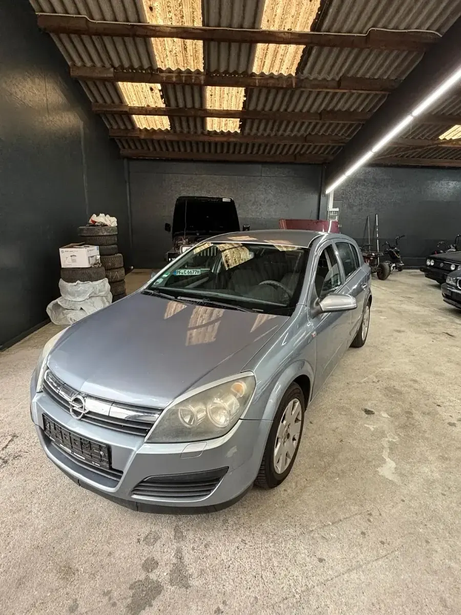 Używany Opel Astra 125 KM (91 kW) 2006 Szary Hatchback
