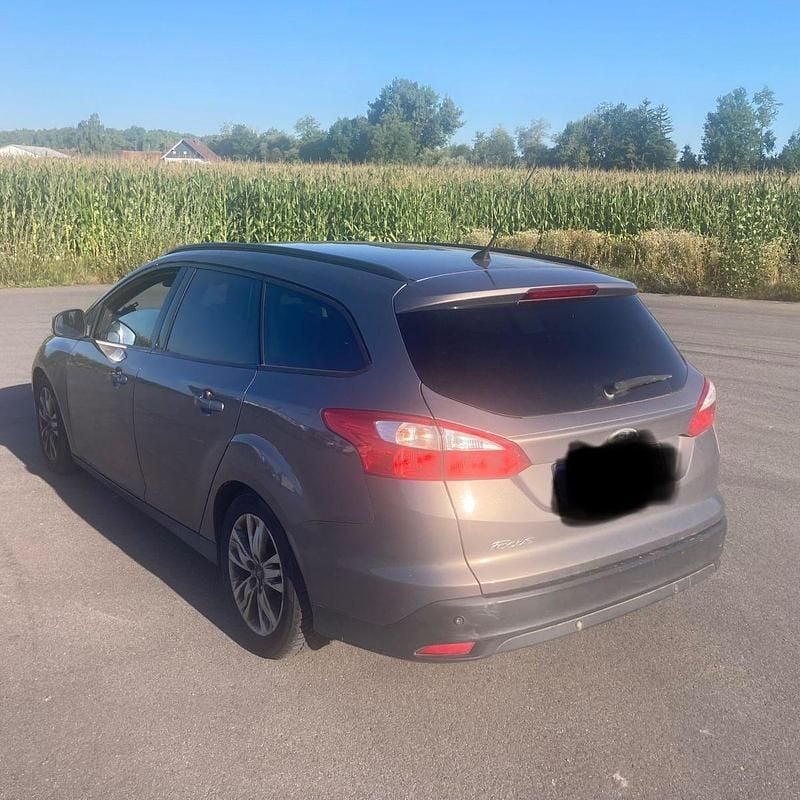 Grau Gebraucht 2011 Ford Focus Trend Kombi | 3.050 € (Guter Preis) - Bild 1/4