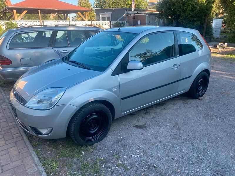 Silber Gebraucht 2005 Ford Fiesta Kleinwagen | 888 € (Superpreis) - Bild 1/4