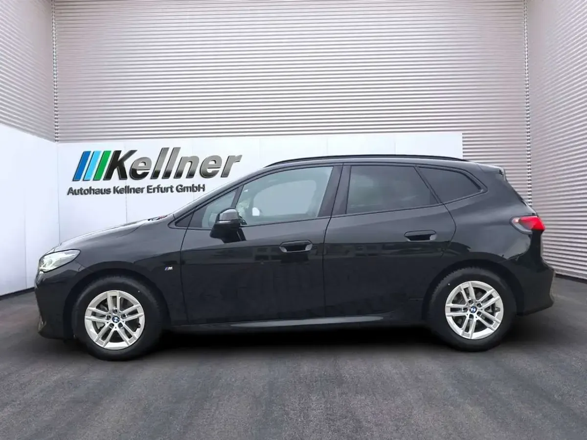 Gebraucht BMW 220 M Sport 177 PS (130 kW) 2025 Saphirschwarz Van / Kleinbus