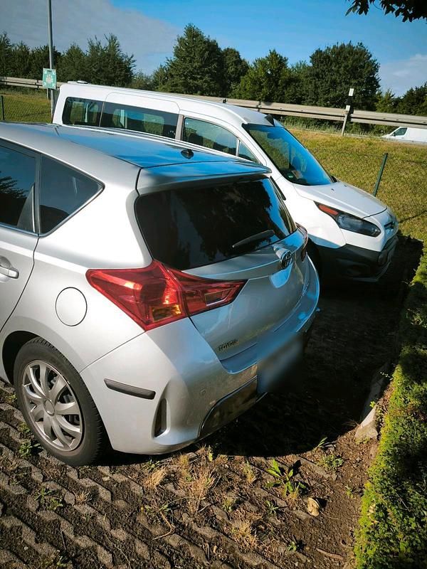Silber Gebraucht 2015 Toyota Auris Hybrid Kleinwagen | 9.800 € (Superpreis) - Bild 1/4