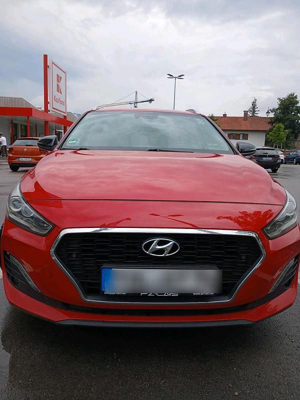 Rot Gebraucht 2019 Hyundai i30 Kombi | 9.999 € (Fairer Preis) - Bild 1/4