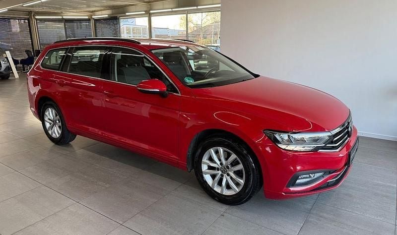 Rot Gebraucht 2023 VW Passat Business Limousine | 16.990 € (Superpreis) - Bild 1/4