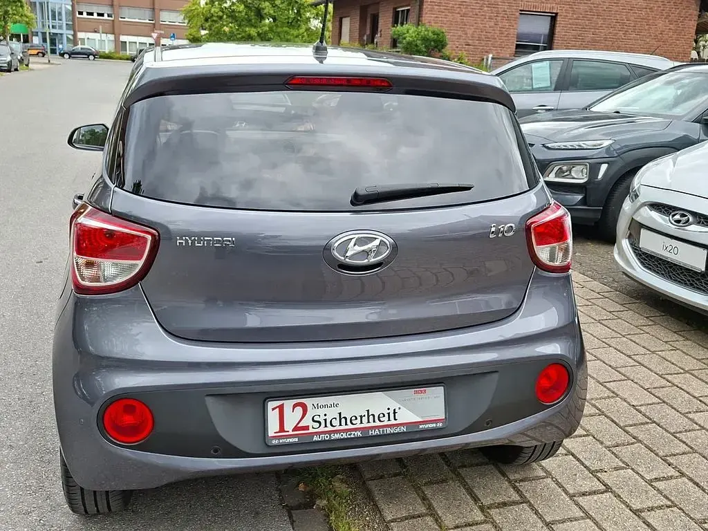 Gebraucht Hyundai i10 67 PS (49 kW) 2018 Grau Kleinwagen