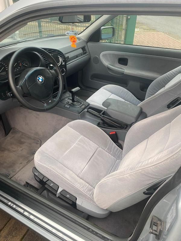 Second-hand BMW 320 Basis 150 CP (110 kW) 1994 Argintiu Coupe