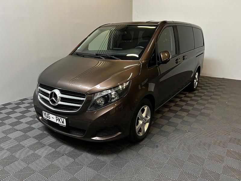 Braun Gebraucht 2018 Mercedes V220 Van / Kleinbus | 33.490 € (Superpreis) - Bild 1/4