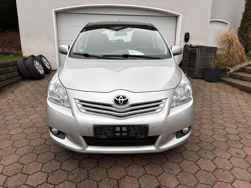 Gebraucht Toyota Verso Edition 147 PS (108 kW) 2010 Silber Van / Kleinbus