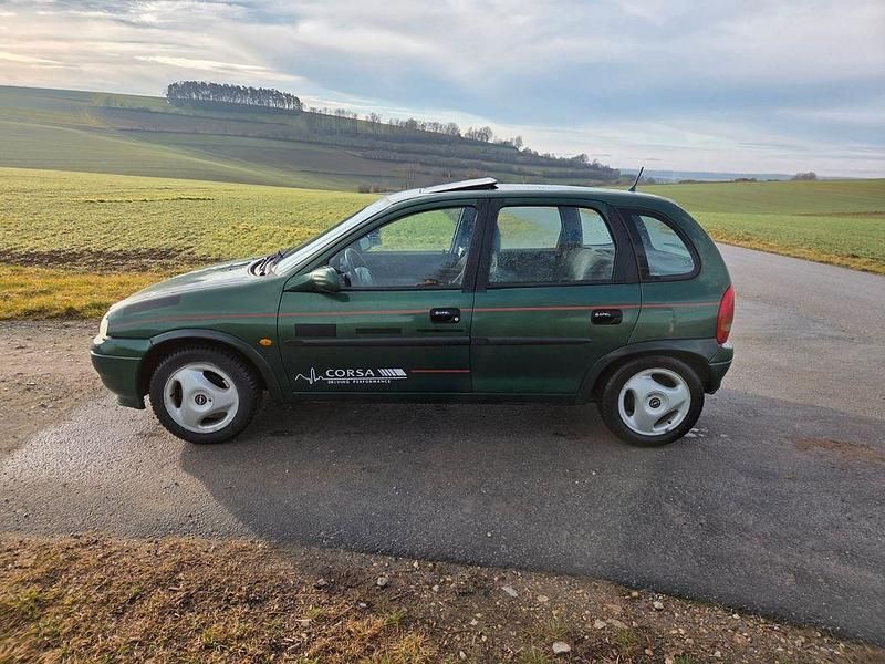 Grün Gebraucht 1997 Opel Corsa Swing Limousine | 1.600 € (Fairer Preis) - Bild 1/4