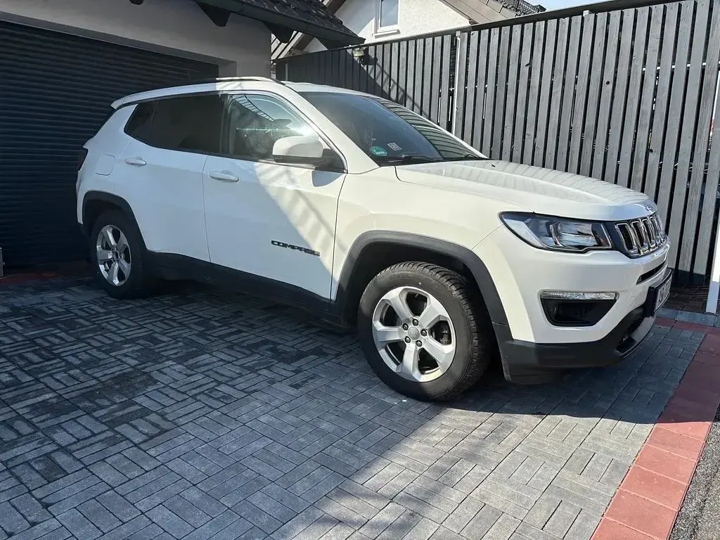 Używany Jeep Compass Limited 140 KM (102 kW) 2018 Biały SUV