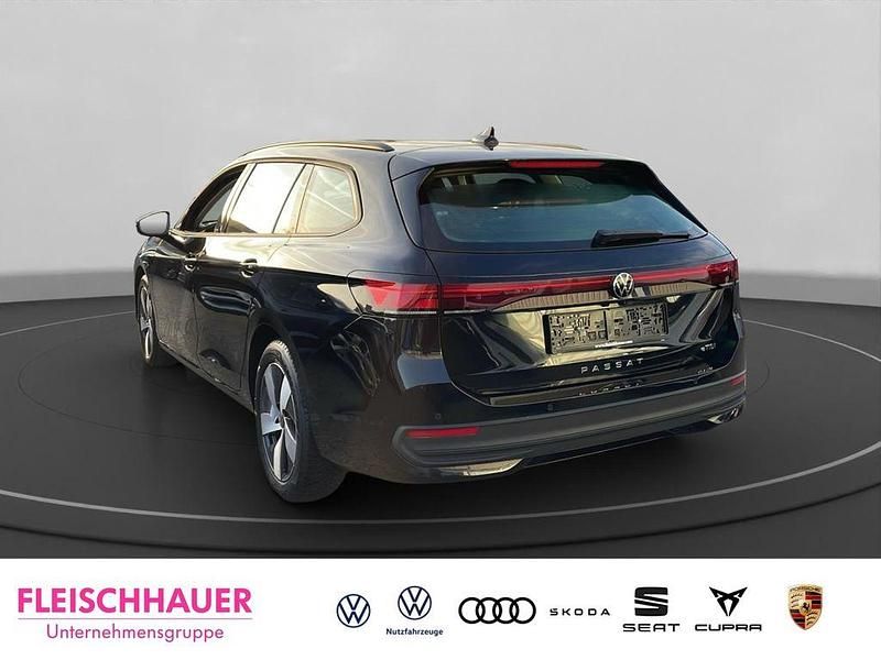 Gebraucht VW Passat Basis 150 PS (110 kW) 2025 Schwarz Kombi