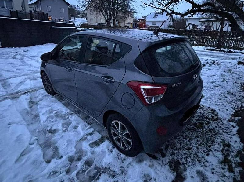 Gebraucht Hyundai i10 87 PS (63 kW) 2015 Grau Kleinwagen