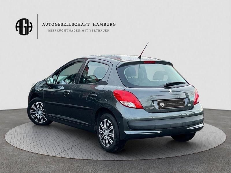 Gebraucht Peugeot 207 Tendance 92 PS (67 kW) 2011 Lack grau shark/metalliclacki Limousine