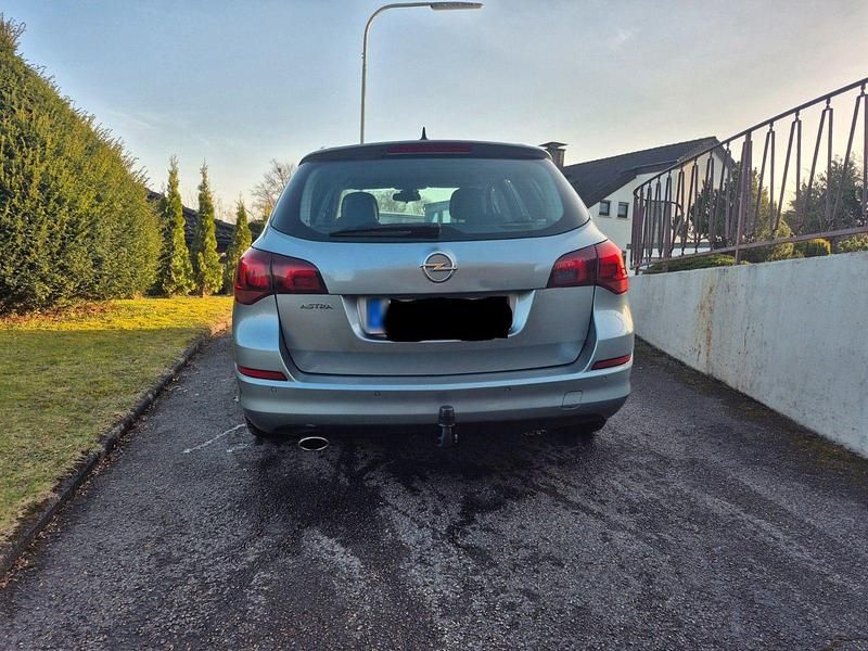 Gebraucht Opel Astra Innovation 179 PS (131 kW) 2011 Grau Kombi