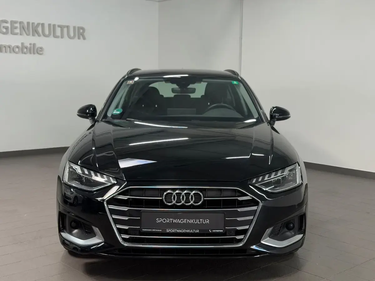 Second-hand Audi A4 Advanced 204 CP (150 kW) 2022 Negru Berlinǎ
