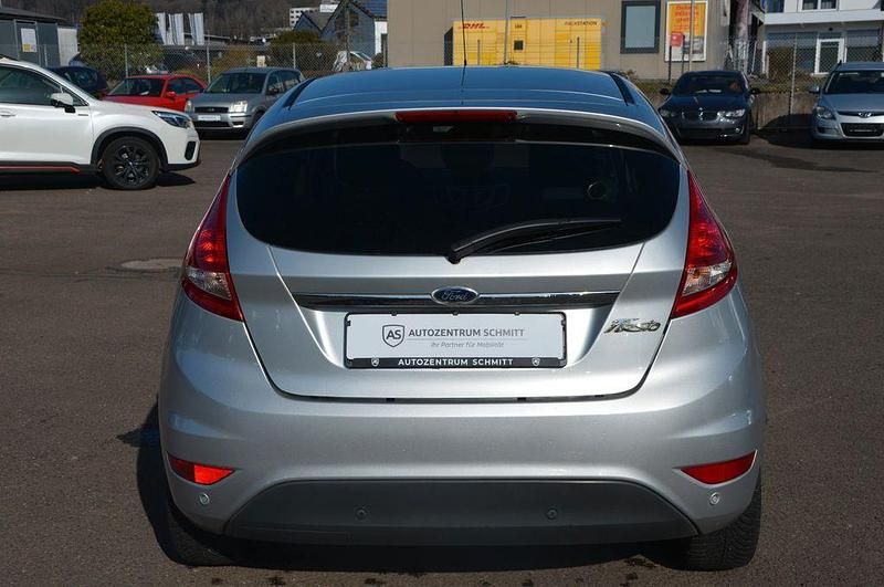 Gebraucht Ford Fiesta Titanium 82 PS (60 kW) 2010 Grau Kleinwagen