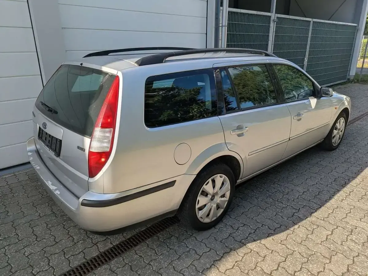 Gebraucht Ford Mondeo Trend 131 PS (96 kW) 2003 Kristallsilber metallic Kombi