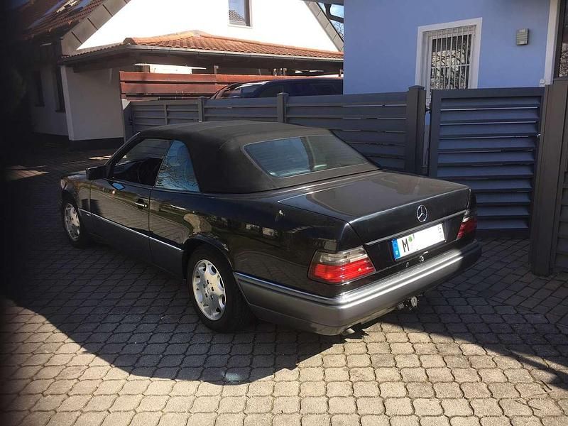 Gebraucht Mercedes E220 Sportline 150 PS (110 kW) 1995 Schwarz Cabrio